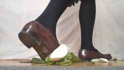 7-7 Trampling vegetables with uniform loafers